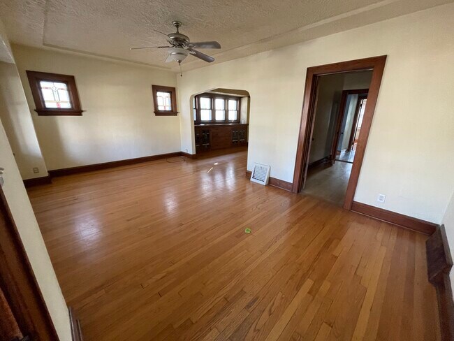 Sala de estar - 3229 S Springfield Ave