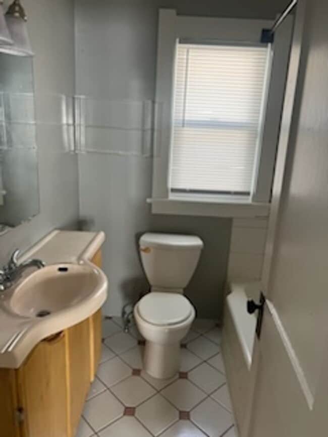 Building Photo - Cute 2 Bedroom 1 Bath House