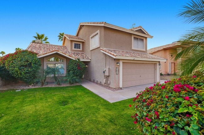 Building Photo - FURNISHED 2 Bedrooms plus den/loft & Private Pool