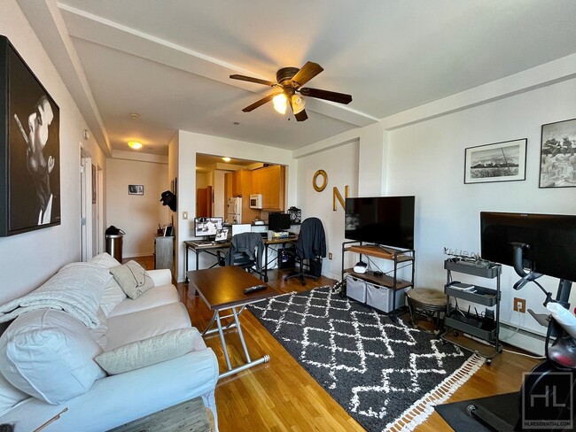 Building Photo - Gorgeous rent stabilized 1 bedroom with ba...