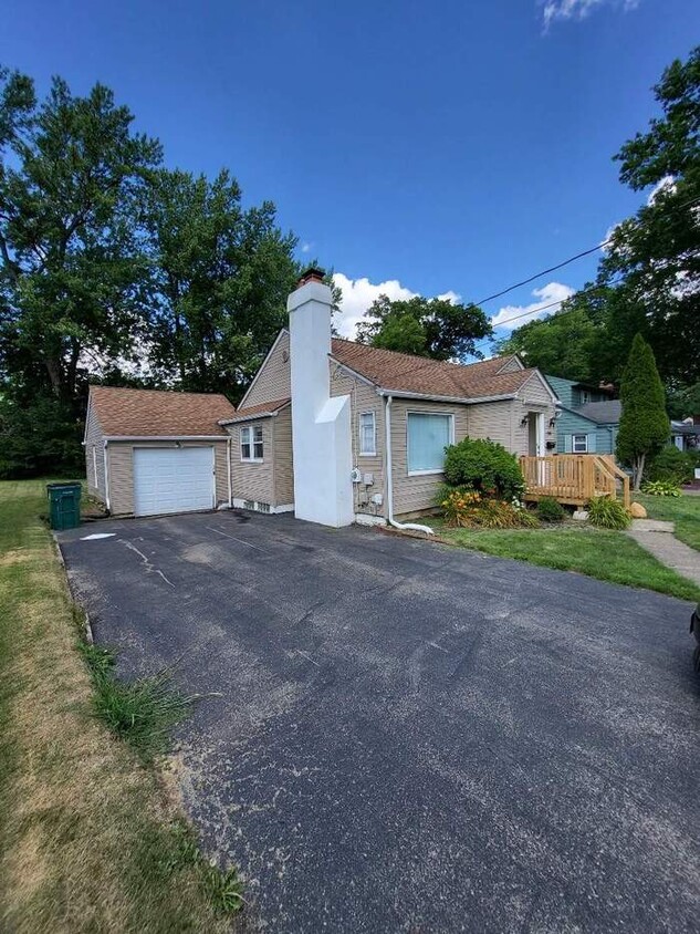 Foto principal - AVAILABLE NOW! - 2260 Renwick Drive, Young...