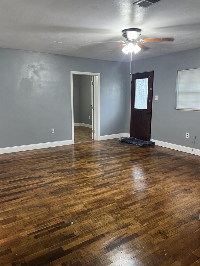 Foto del edificio - 1412 E Voorhis Ave
