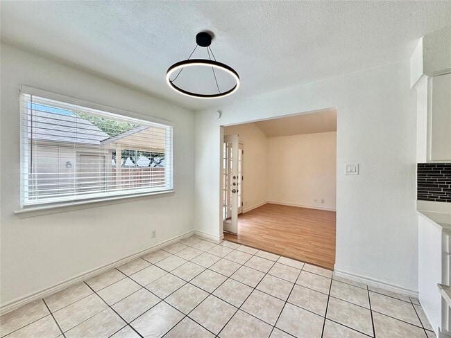Building Photo - 1423 W Braker Ln