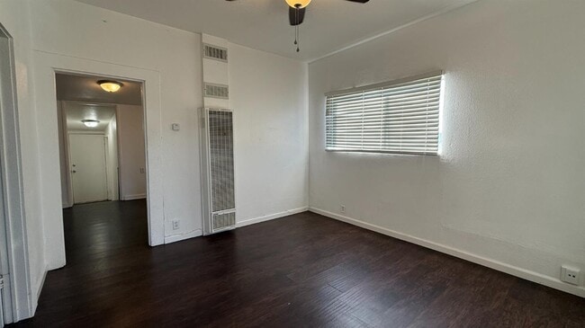 Building Photo - 813 W 6th St