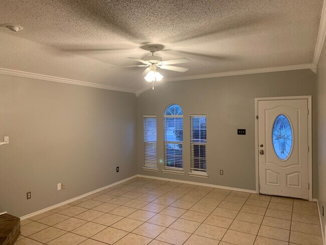 Building Photo - Fantastic House Available June 6th in Fren...