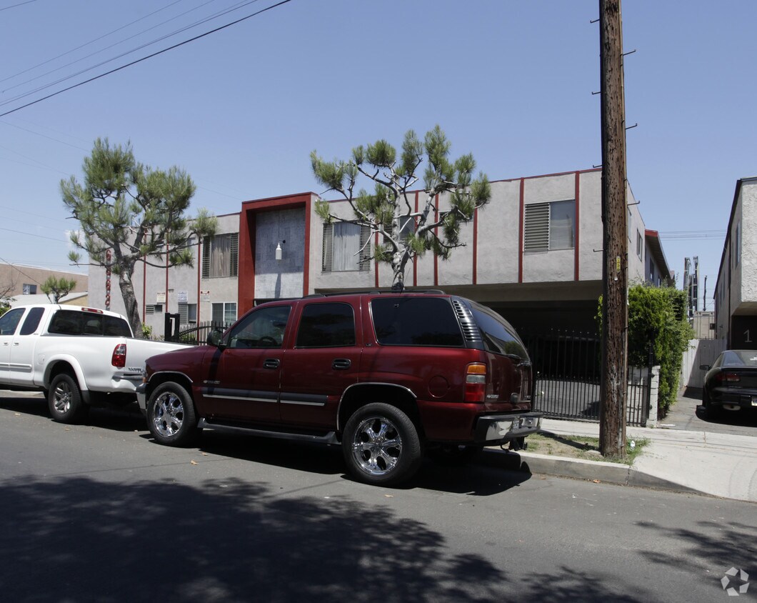 Foto del edificio - 6862 Simpson Ave