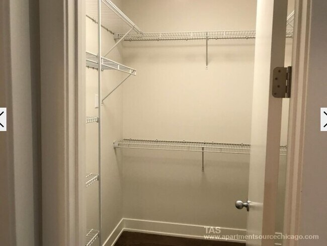 Foto del edificio - 2127 W Division St