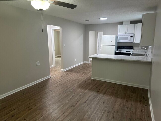 Building Photo - 707 Dent St