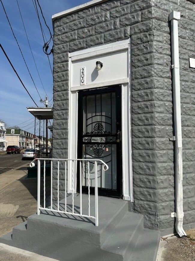 Building Photo - Newly Renovated 1/2 Bedroom 1 Bath Rental