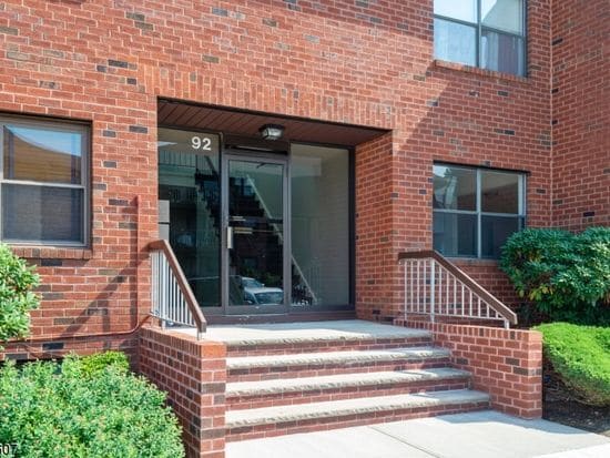 Foto del edificio - 92 Beverly Hl Ter