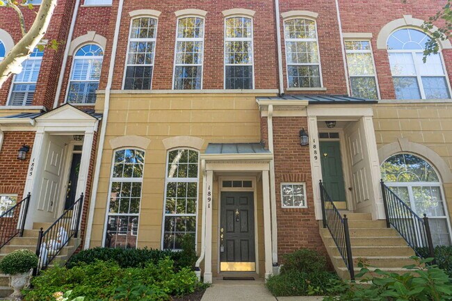 Foto del edificio - Inviting Townhome with Spacious Living & Convenient Location