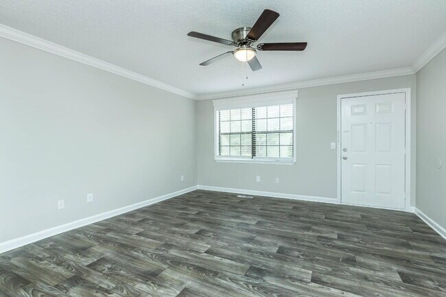 Foto del edificio - Move In Special: $300 OFF Rent + NO Admin Fee + 1/2 OFF Deposit