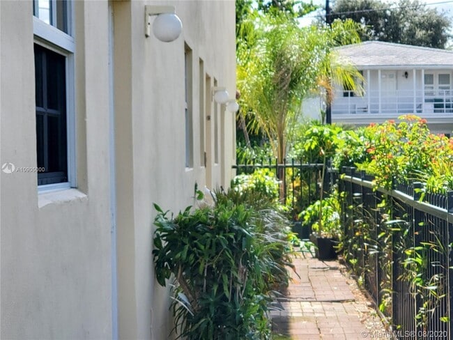 Building Photo - 345 Alesio Ave