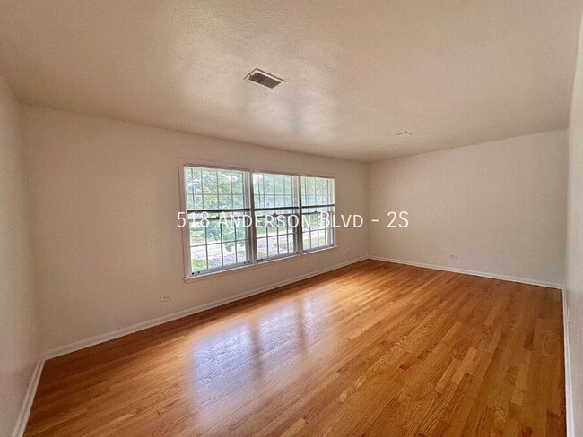 Foto del edificio - 518 Anderson Blvd
