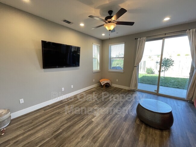 Foto del edificio - 2874 Pin Oak Ln