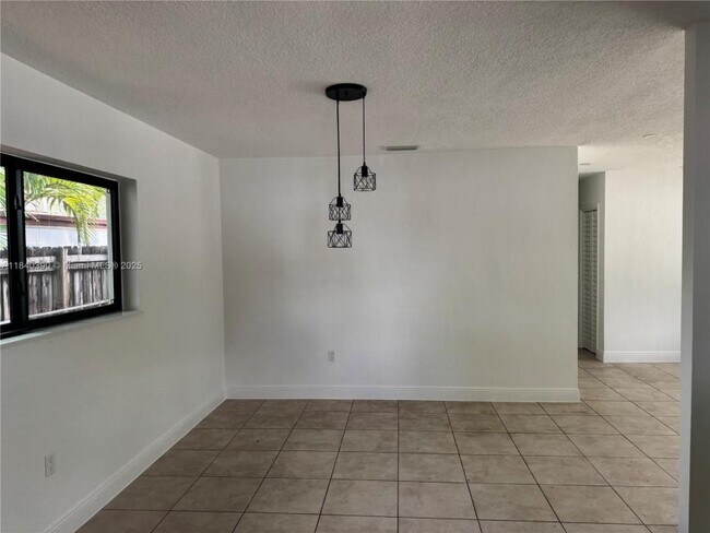 Foto del edificio - 3 bedroom in Hialeah FL 33010