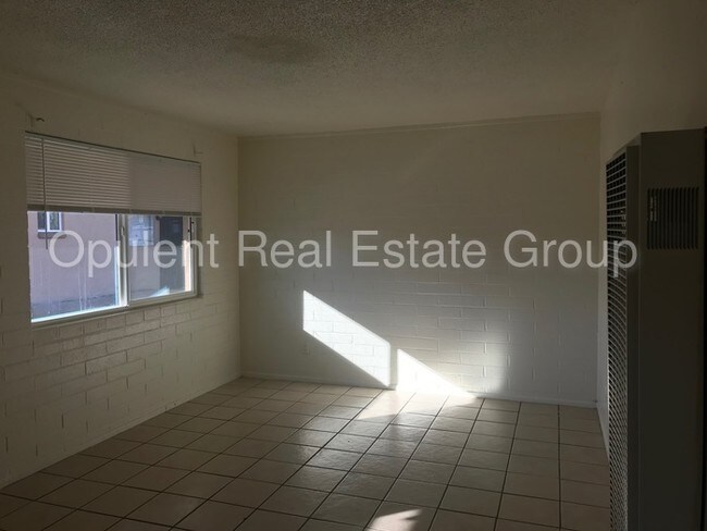Building Photo - 4329 N Longview Ave
