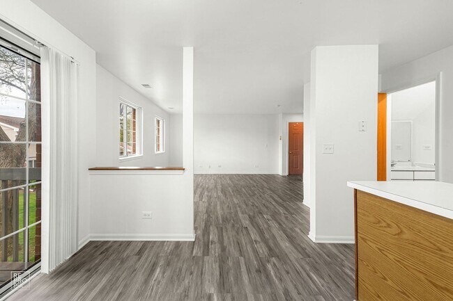 Foto del edificio - Two Bedroom Condo in Wheaton