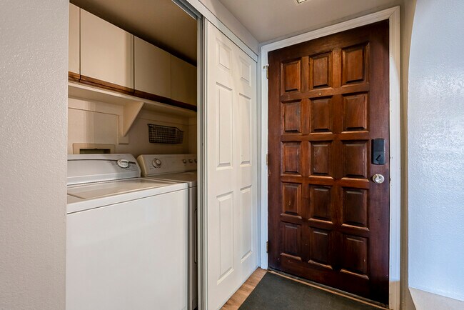 Building Photo - 2 Bed / 2 Bath Condo