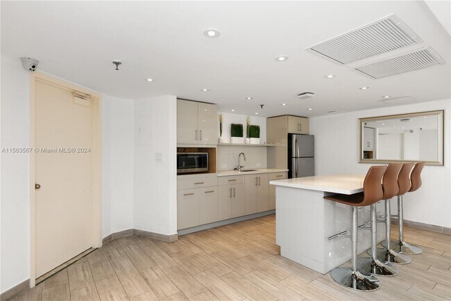 Foto del edificio - 170 Ocean Lane Dr