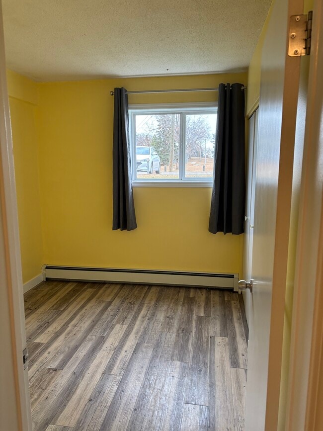 Building Photo - 15940 109 Av NW