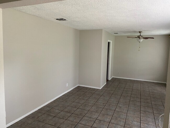 Foto del edificio - 6726 Spring Haven St