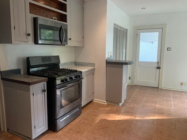 Foto del edificio - PERFECT STARTER HOME IN BROADMOOR