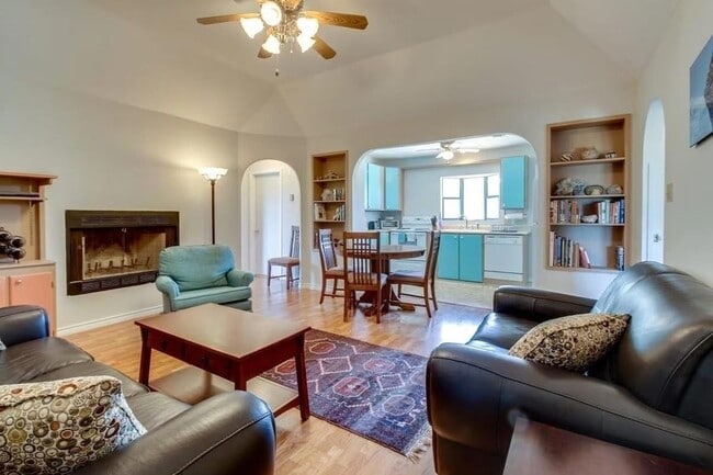 Foto del edificio - 7445 McGregor Ln
