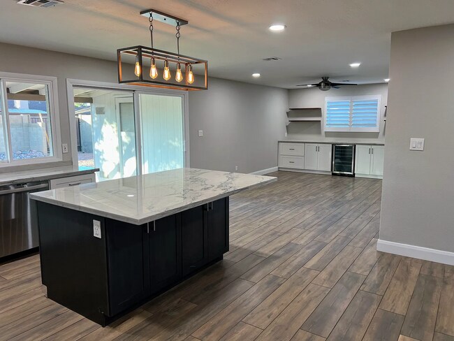 Foto del edificio - 2508 E Loyola Dr