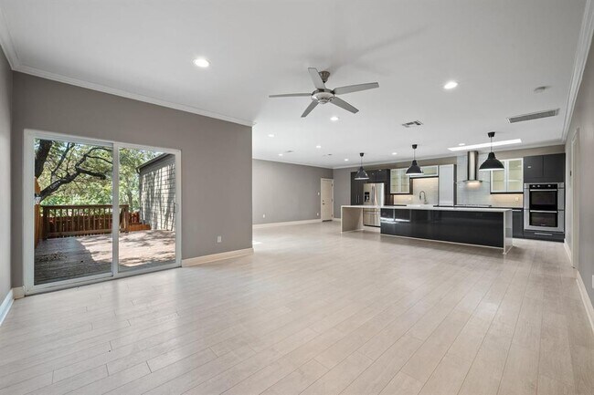 Foto del edificio - 5703 Eagle Cliff