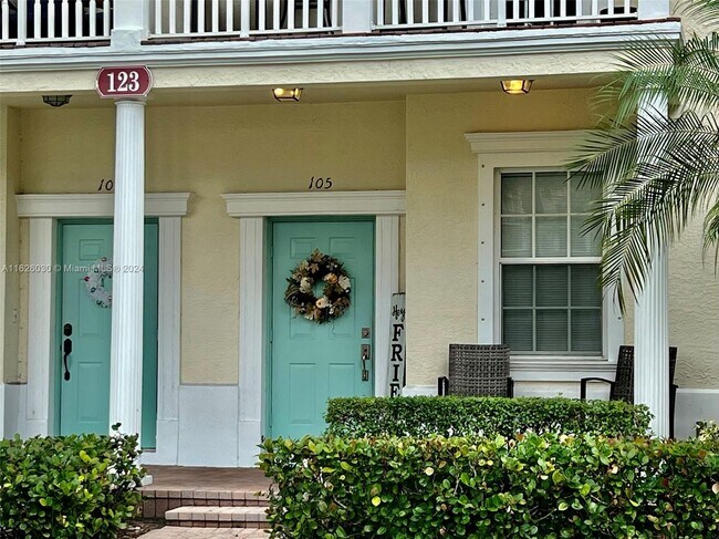 Building Photo - 123 E Royal Palm Cir