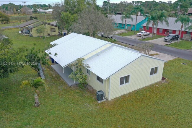 Building Photo - 4667 SE Salvatori Rd