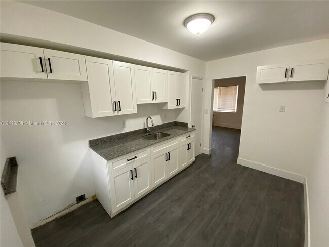 Building Photo - 1842 Madison St