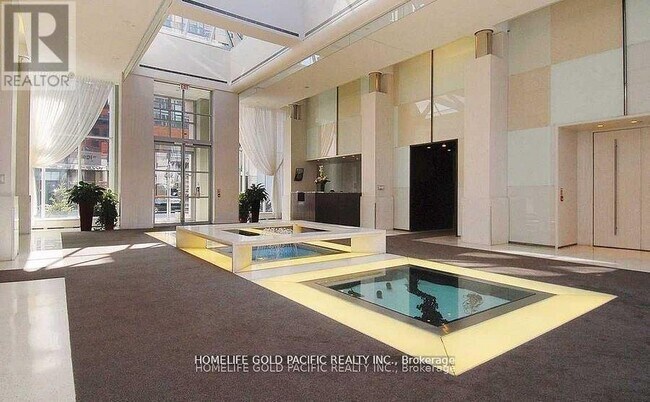 Building Photo - 250 Wellington St W