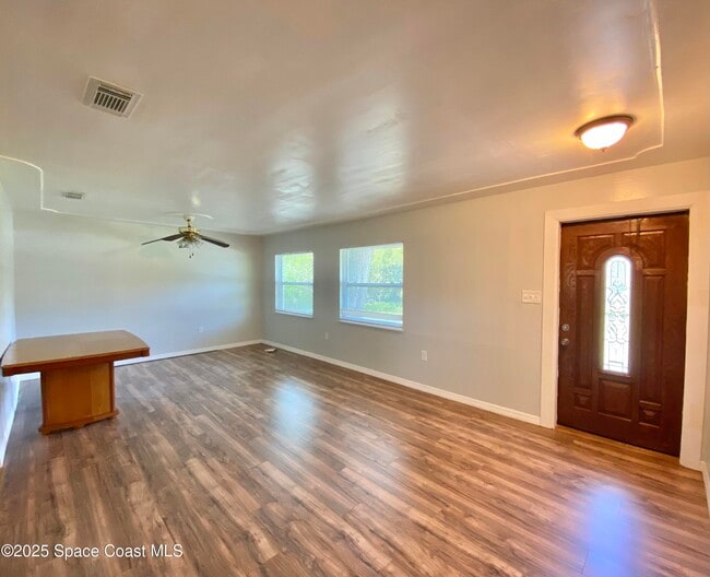 Building Photo - 555 Kings Way