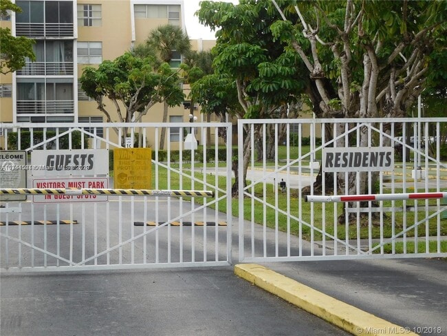 Foto del edificio - 950 NE 199th St