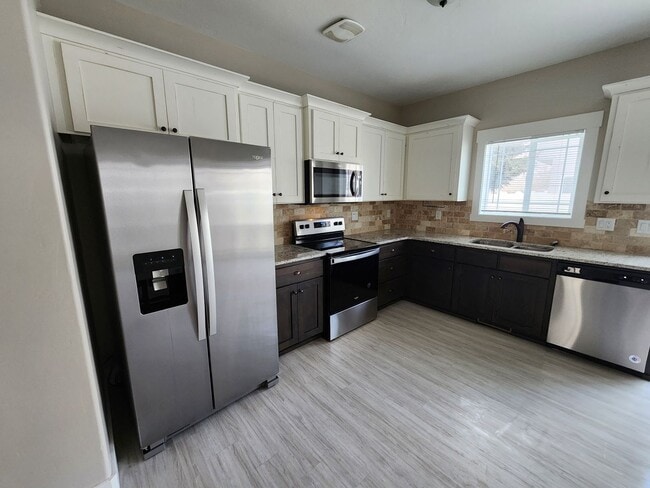 Building Photo - 690 S Saturn Ave