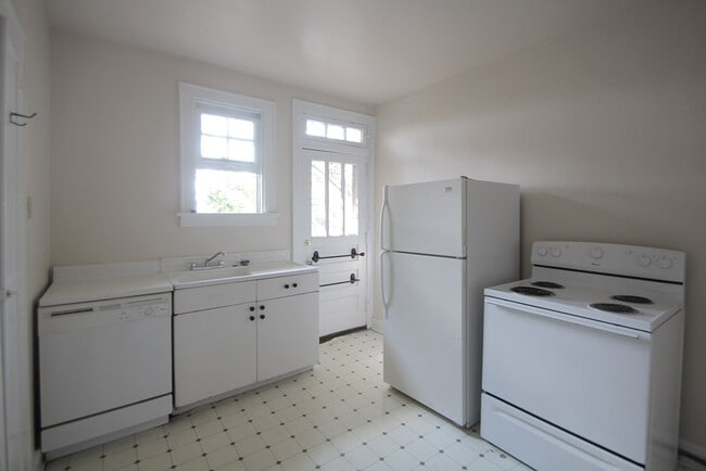 Building Photo - 8003 St Lawrence Ave