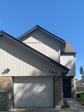 Building Photo - 147 SW Oxford Pl