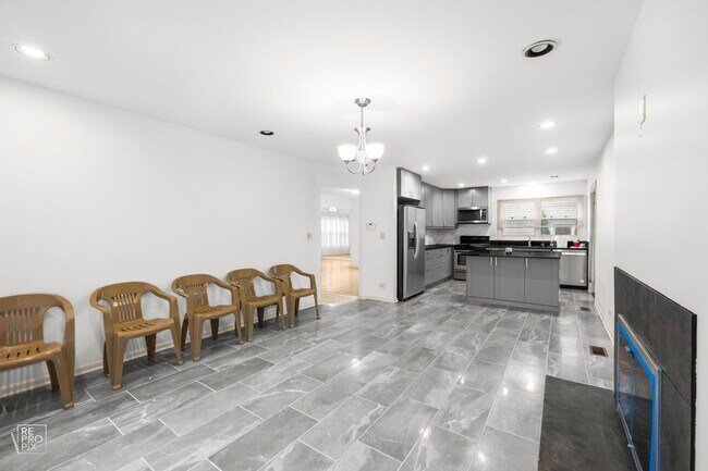 Building Photo - 1002 Hobson Dr