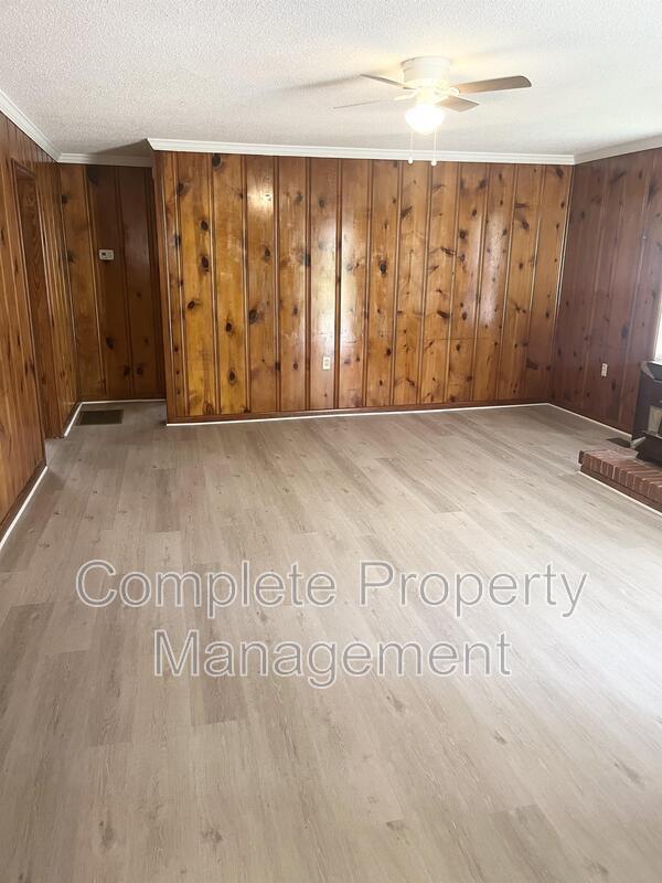 Building Photo - 2876 Valley View Cir