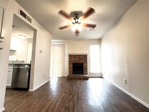 Building Photo - 9520 Royal Ln