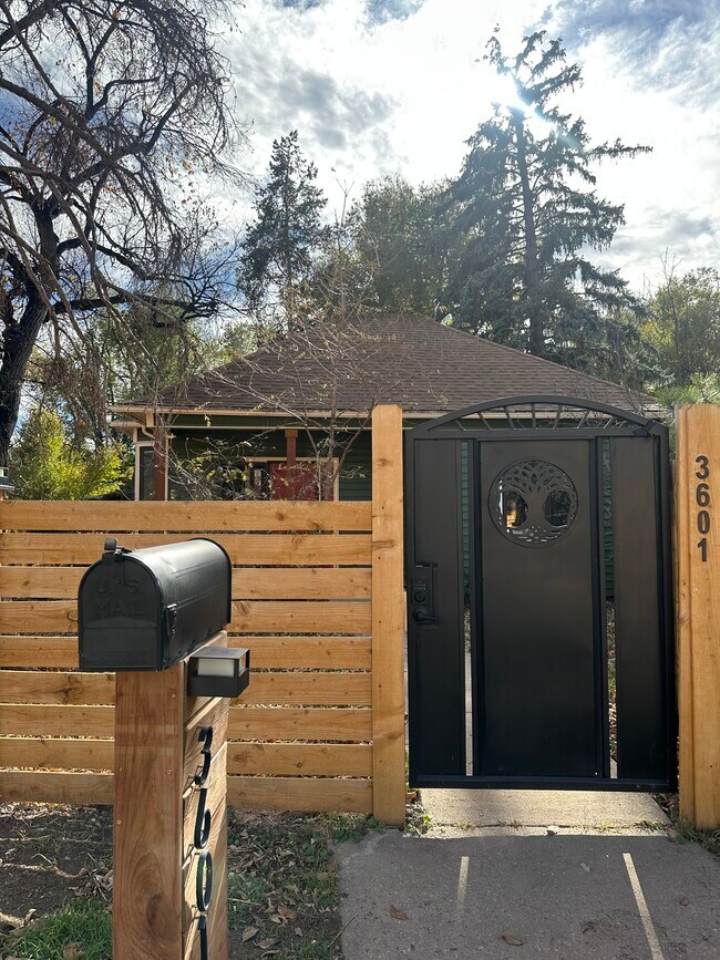 Foto del edificio - 3601 W Pikes Peak Ave