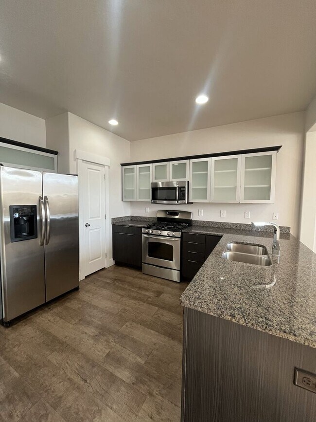 Foto del edificio - 1 MONTH FREE- 3 Bed, 2.5 Bath Townhome in Pleasant Grove