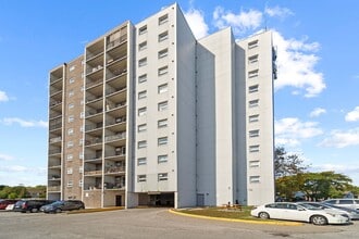Building Photo - 2930 Wildwood Dr