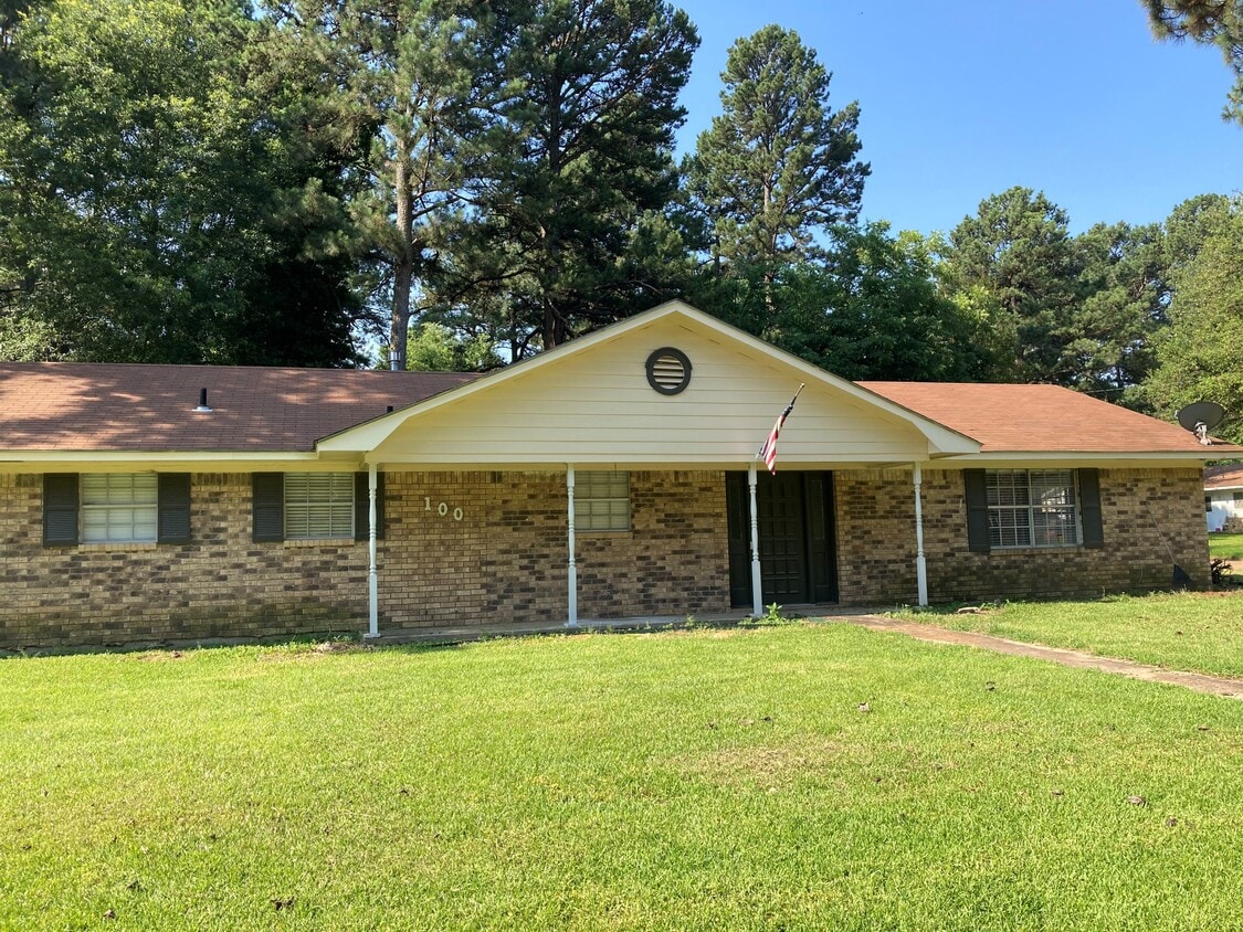 Front of House - 100 Medina Dr