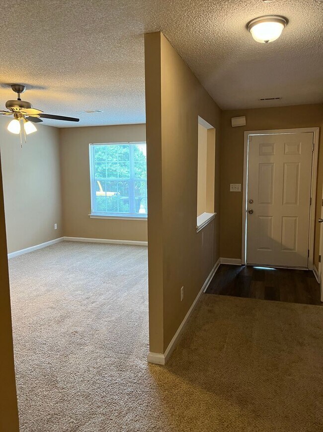 Building Photo - Spacious 3/2.5 Townhome in Quiet Neighborh...