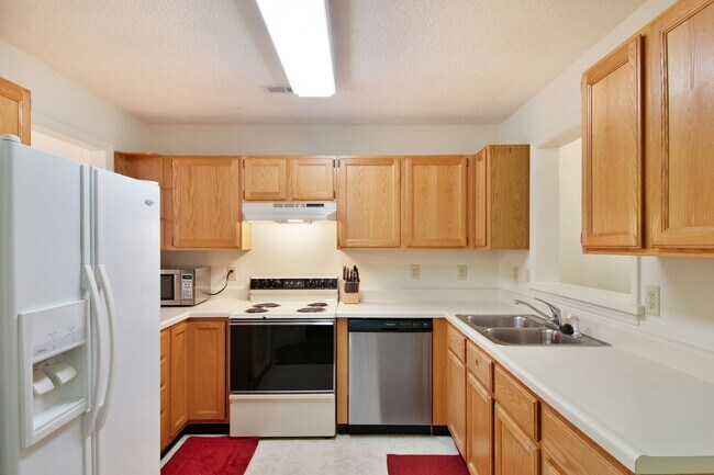 Building Photo - Beautiful Townhome 5 Mins to Duke & 10 min...