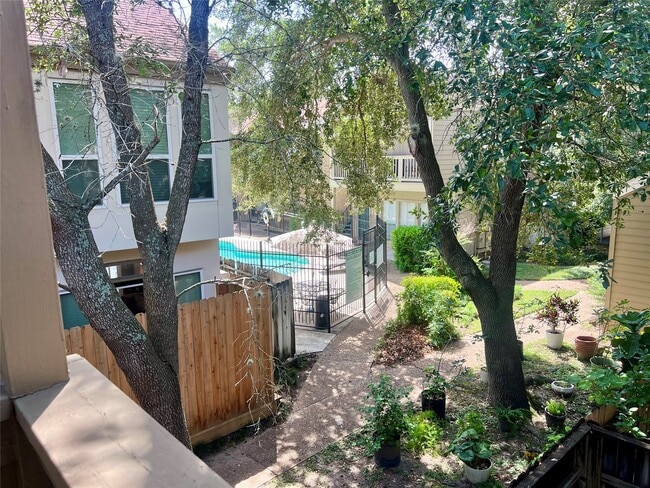 Building Photo - 2100 Tanglewilde St