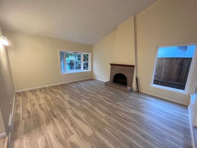 Foto del edificio - 1715-1714 Four Oaks Rd